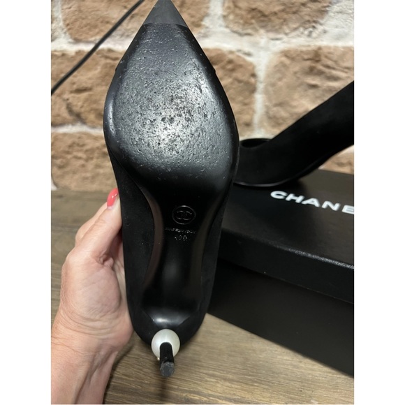 Like new CHANEL suede heels with cap toe and pearl - Picture 7 of 9
